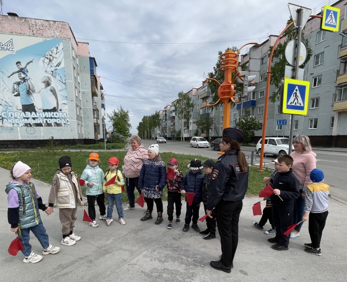 Сотрудники Госавтоинспекции Гурьевска  провели для ребят увлекательную экскурсию по городу